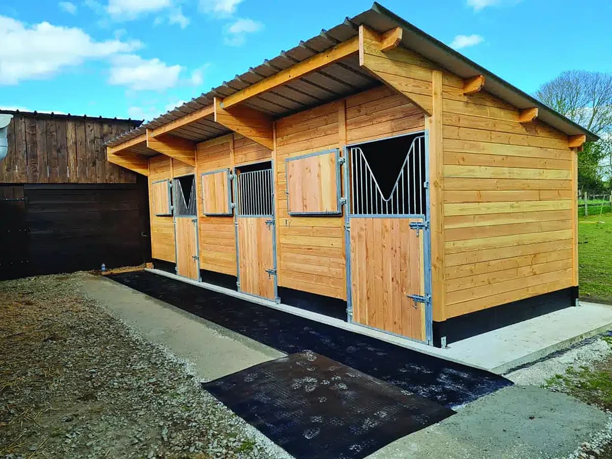 Box à chevaux et abri de pré — Aménagement extérieur — Bafter